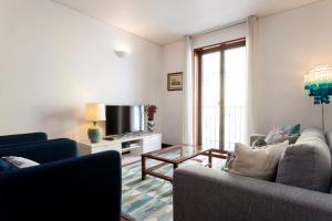 里斯本市中心迷人两卧室公寓 的客厅配有两张沙发和一台电视机