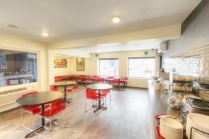 斯波坎Steam Plant Hotel的用餐室配有桌子和红色椅子