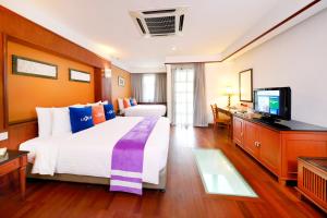 波德申Lexis Port Dickson的一间酒店客房,配有一张大床和一台平面电视