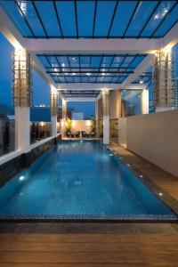 印度尼西亚滕特雷姆酒店管理经营香蒂酒店内部或周边的泳池