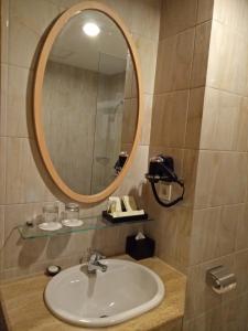 三宝垄印度尼西亚滕特雷姆酒店管理经营香蒂酒店的一间带水槽和镜子的浴室