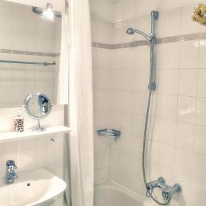 旧天鹅堡豪夫维斯酒店的带淋浴和盥洗盆的浴室