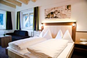 伊施格尔塔纳霍夫酒店的酒店客房,配有床和沙发