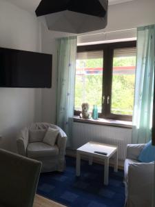 不莱梅Apartmenthaus Kornstrasse的带沙发、椅子和窗户的客厅