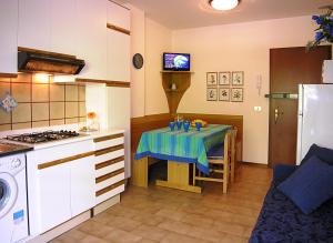 比比翁Appartamenti Nasse的厨房配有一张桌子,上面有蓝色的桌布