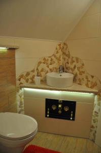 赖兴瑙Familie Stoier的一间带水槽和卫生间的浴室