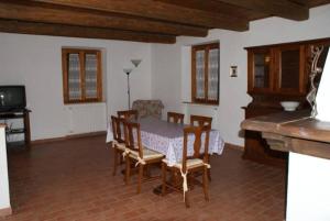 Torre AlfinaLe Querce的厨房以及带桌椅的用餐室。