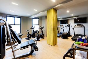 马德里巴塞罗帝国酒店的健身房设有跑步机和椭圆机