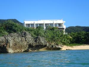 石垣岛石垣岛七色酒店的水边悬崖上的房屋