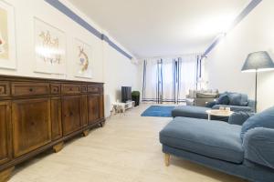 博洛尼亚Dante Suite private parking的客厅配有蓝色的沙发和桌子
