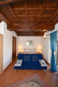 阿尔泰纳戴尔阿提斯塔住宿加早餐旅馆的一间卧室配有一张带蓝色床单的大床