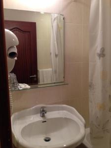 富尔纳斯淡水河谷豪园酒店的一间带水槽和镜子的浴室
