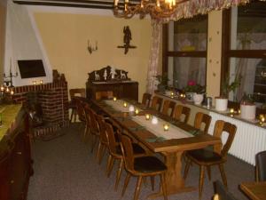KordelHotel-Restaurant Burg-Ramstein的大型用餐室配有长桌和椅子
