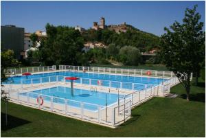 Miranda de ArgaCasa Rural Xixa Landetxea的一个带 ⁇ 架的游泳池