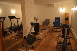里科索翁Ermolaos Hillside Villas的一间健身房,里面设有数个健身器材