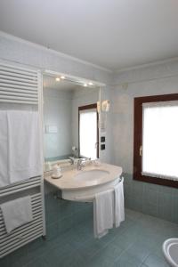 多洛阿尔伯格阿拉坎帕纳酒店的一间带水槽和镜子的浴室