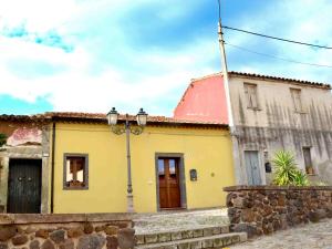 MilisNonna Murtas的黄色和白色的建筑,有红色屋顶