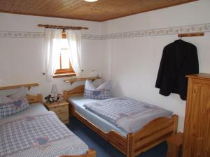 瓦尔特尔斯多夫Ferienwohnung Hockert的一间卧室设有两张单人床和一个窗户。