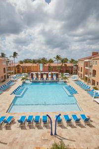 棕榈滩迪维荷兰​​村海滩度假酒店的一个带蓝色躺椅的大型游泳池