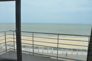 奥斯坦德4B @ Longchamp的以及享有海滩景致的阳台。