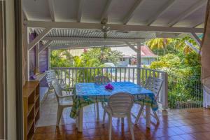 圣安娜Antilles Liberte的阳台配有桌椅和蓝色桌子
