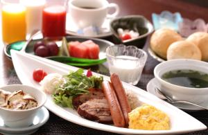 上天草和平海洋龙宫酒店的桌上一盘带肉和蔬菜的食物