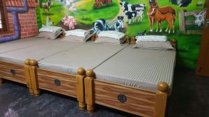 钦奈GokStay的壁画前的卧室配有两张床