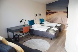 福尔萨Autokeidas Forssa Motelli的一间酒店客房,设有两张床、一张书桌和一条路