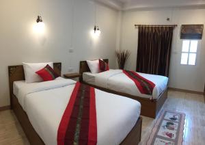 美索梅索特斯里酒店的酒店客房设有两张床和窗户。