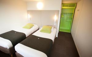 保拉扎克Ampaline HOTEL - Perigueux Boulazac的绿白色客房内的两张床