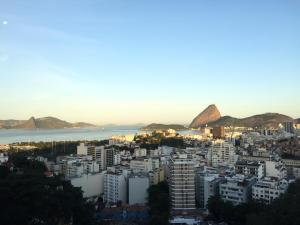 里约热内卢休格公寓式酒店的享有以山脉为背景的城市美景