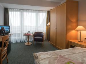 斯匹科罗格斯彼克罗格酒店的酒店客房配有一张床、一张书桌和一台电视。
