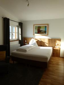 贝格海姆费斯查斯塔本酒店的一间卧室设有一张床和一个窗口