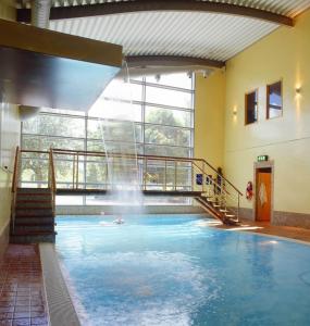 贝辛斯托克经典英国阿波罗酒店的一座带瀑布的游泳池