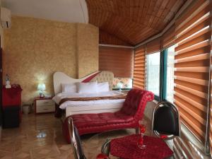 Isra Hotel客房内的一张或多张床位
