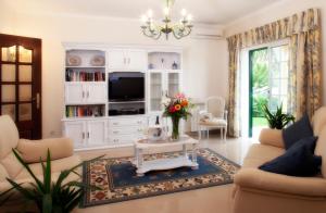 费拉古多Casa da Praia的带沙发和电视的客厅