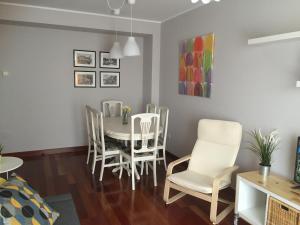 希洪Apartamento Playa Poniente的一间带桌椅的用餐室