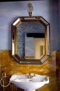 Mango木槿花别墅的浴室内水槽上方的镜子