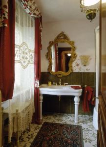 Mango木槿花别墅的一间带水槽和镜子的浴室