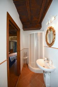 阿尔泰纳戴尔阿提斯塔住宿加早餐旅馆的浴室配有盥洗盆和带镜子的淋浴