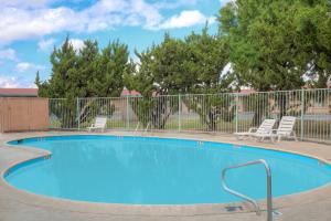 瑟里斯莫德斯托锡里斯豪生快捷酒店的一个带两把椅子和围栏的游泳池