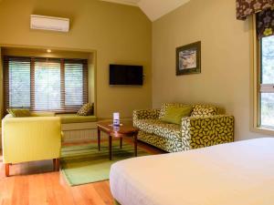 科尔斯湾菲欣纳旅舍的客房设有床、沙发和桌子。