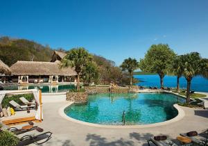 CulebraSecrets Papagayo All Inclusive - Adults Only的一座位于海滨度假胜地的游泳池