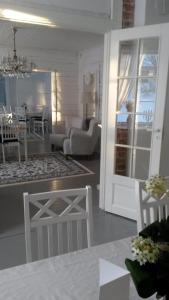 OutokumpuKyykerin Kartano的带沙发的客厅和用餐室