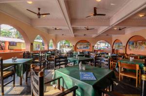 科尔瓦Williams Beach Retreat的用餐室配有绿色的桌椅