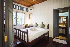 曼谷诺帕湾之家酒店的一间卧室,卧室内配有一张大床