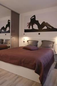 里耶卡Apartment Mala tajna的一间卧室配有一张大床和大镜子