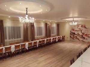 RūjienaLauvas Līcis的大房间设有一张长桌子和椅子