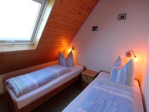 ErlenbachBrosihof的小型客房 - 带2张床和窗户