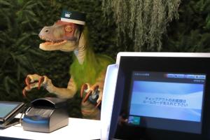 浦安Henn na Hotel Maihama Tokyo Bay的电脑显示器上顶帽的恐龙